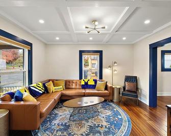 The Little Big House - Home in Downtown Ann Arbor - Ann Arbor - Living room