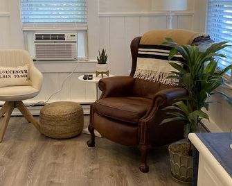 cottage close to long beach and good harbor - Gloucester - Living room