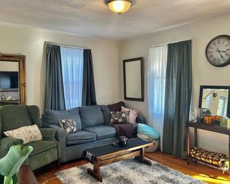 Sleeps 4+ Hot Tub.Roanoke River Bike Trails Pet Friendly - Roanoke - Living room