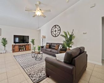 Private pool and game room near Disney!!! - Lake Buena Vista - Living room
