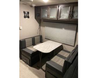 Twin Coves Campground - Lake Grapevine (RV Rental with Delivery & Pick Up Only) - Flower Mound - Kitchen