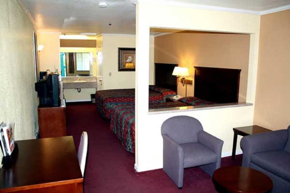 Bedroom view of Executive Inn & Suites Sacramento