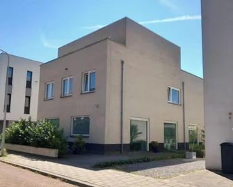 B&B luxury villa, free parking, close to the center - The Hague - Building