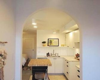 Luxury Summer Condo with Private Patio - Victoria - Cocina