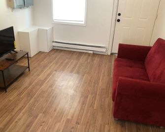 Private one-bedroom one-bathroom apartment with private street entrance in convenient area - Perth Amboy - Living room