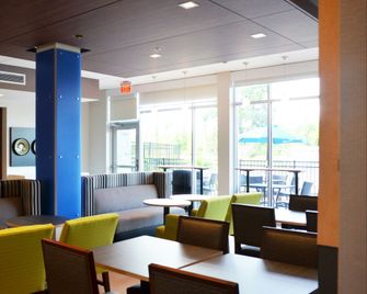Holiday Inn Express & Suites Jacksonville W - I295 And I10 By IHG - ג'קסונוויל - טרקלין