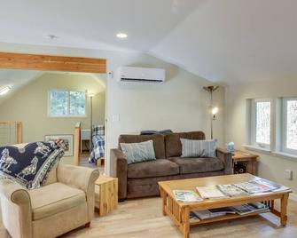 Cozy woodland cabin in a peaceful location with forested views - White Salmon - Living room