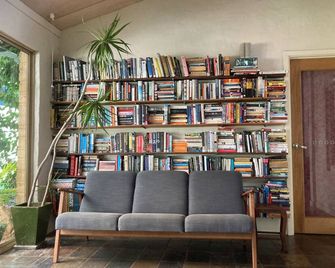  The country cottage Close to town. Family friendly and pet friendly. - Margaret River - Lounge