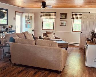 Near Ruoff Grand Park Mable’s Farm 3BR Sleeps 8+ Country Setting Great Views - Noblesville - Living room