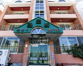 Naksan Clover Condotel - Yangyang - Building
