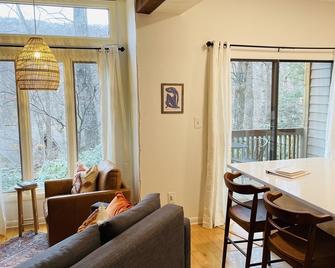 Newly Updated Cozy Condo in the Heart of Wintergreen! Pet friendly. - Nellysford - Living room