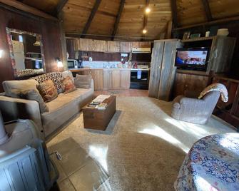 Wine Barrel - One of a kind home - Albion - Living room