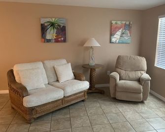 Snowbirds' Dream, Minutes From The Beach, Shopping, Nature And Biking Trails - Holiday - Sala de estar