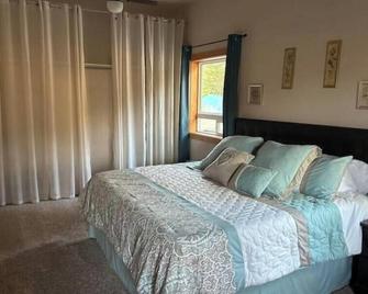Country getaway close to town - Bonners Ferry - Bedroom