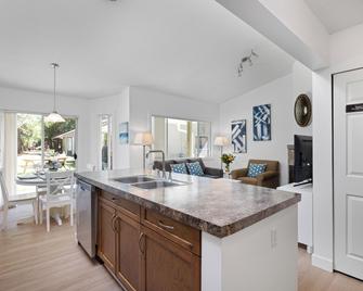 Ocean Trails Resort - Parksville - Kitchen