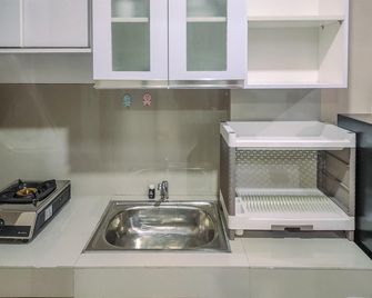 Comfy and Tidy 2BR at Vida View Apartment - Makassar - Kitchen