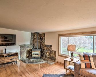 Spacious Whitefish Getaway Hike, Ski, Bike and More - Whitefish - Living room