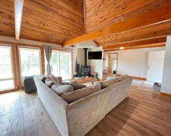 4 Acre Lakehouse with Huge Deck - Paradise - Obývací pokoj