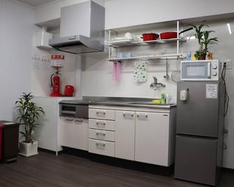 دام هوستل هاكاتا ستيشن فرونت - فوكوكا - مطبخ