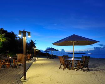Holiday Island Resort & Spa - Maamingili - Patio