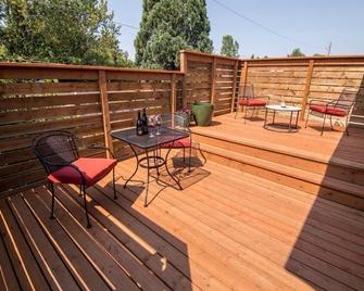 Budget Travel In Wine Country. Oregon Wine Zimmer - McMinnville - Patio