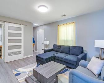 One bedroom West side Updated condo - Kokomo - Living room