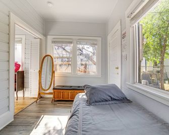Walk to Midtown: Charming Reno Retreat - Reno - Habitación