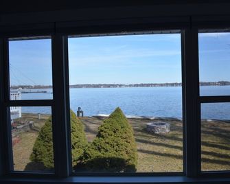 Lakefront, Newly Renovated, Tranquil Getaway, Free Water Sports - McHenry - Balkón