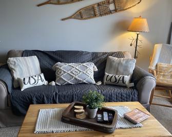Year Round Cozy Mountain Retreat - Thornton - Living room
