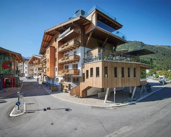 Hotel Hasenauer 4 Sterne Superior - Saalbach - Bygning
