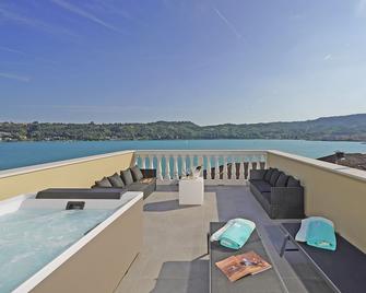 Apartment 'Flat 6' with Lake View, Wi-Fi, Air Conditioning with private jacuzzi - Salò - Ban công