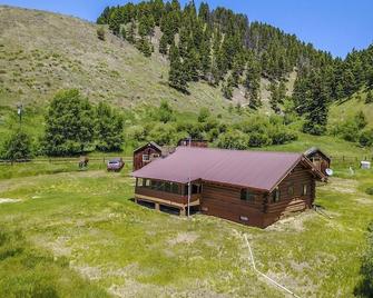 Montana Hideaway on the Madison River - Cameron - Building