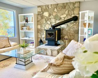 Ocean-view villa, close to the airport and ferry. Perfect for family vacations. - Sidney - Living room