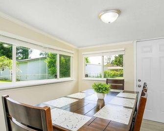 Cozy 4Bd 2.5Bth 35 min from beach & 28 min to Mayo - Orange Park - Їдальня