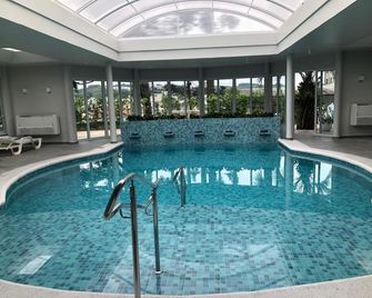 Hotel Casacurta - 本圖貢薩爾維斯 - 游泳池