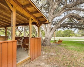 'Cabana Luna' Cabin w/ Deck, Swing & Fire Pit! - Concan - Patio