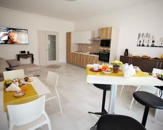 Central Apartments - Crotone - Dining room
