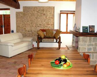 Quaint Farmhouse in Barchi With Garden, Bbq, Fireplace - Sant'Ippolito - Sala de estar