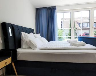 Terrasse - Parkplatz - TV im Boxspringbett - Küche - Jena - Schlafzimmer