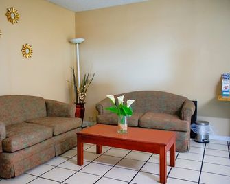 2 Full Bed|Smoking|Duncan - Duncan - Living room