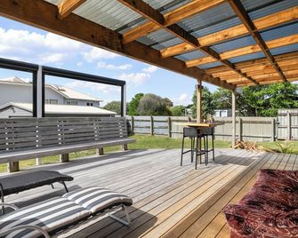 Coastal Comfort - Foxton Beach Holiday Home - Foxton Beach - Varanda