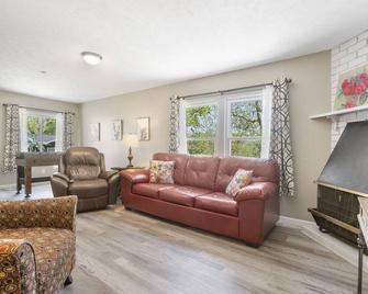 Downtown Branson Bungalow - Branson - Living room