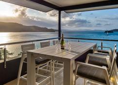 Edge 16 Waterfront Luxury Property - Golf Buggy & Valet Service - Hamilton Island - Balkon