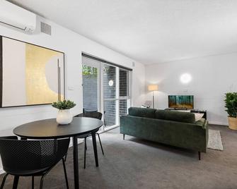 Comfortable 1-Bed Unit with Private Courtyard - Melbourne - Sala