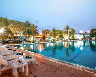 Surabaya Suites Hotel Powered by Archipelago - Surabaya - Pool