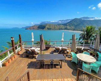 Villa Dei Fiori - São Sebastião - Parveke