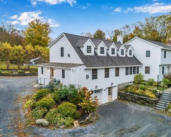 Brook Bound Inn - Wilmington - Building