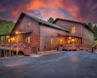 Holly Jolly Christmas Cabin, 9 Kings! 6700 Sf, 9 Bdr, 8 Baths! - Blairsville - Building