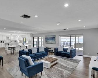 7BR w/ Heated Pool Jacuzzi, Theatre - Fort Lauderdale - Soggiorno