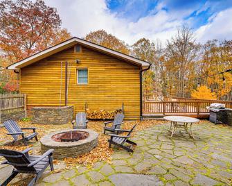 Private Hot Tub on 10 Acres Cozy Catskill Getaway - Catskill - Patio